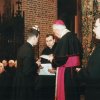 Ks. Arcybiskup sprawdza akta I sesji