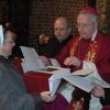Ksiądz Arcybiskup przegląda zebrane akta sprawy
