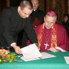 Podpisywanie dokumentów przez Księdza Arcybiskupa